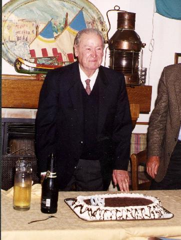 Il Prof. Tullio Stravisi spegne le candeline della torta 36Kb
